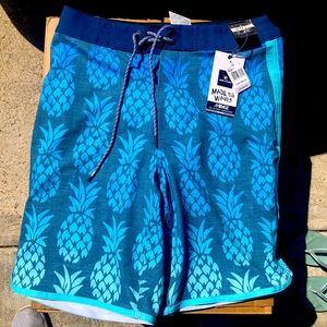 💛💛 NWT Men’s Ocean Blue pineapple board shorts